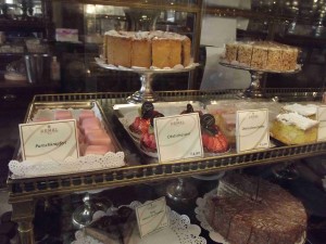 la vetrina della pasticceria Demel