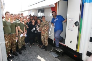 6 - Il Col. Zizzari con la Fondazione e i donatori (1)