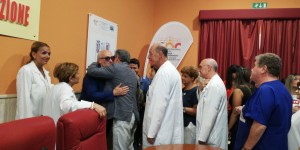 Gli abbracci al direttore