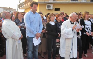 GRAZZANISE Lo sguardo di Padre Monticelli rivolto al cielo durante un rito al Monumento del Ricordo 130512